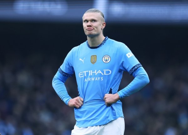 打进1球，哈兰德是第三名在英超曼市德比直接加入  10+得分  的球员