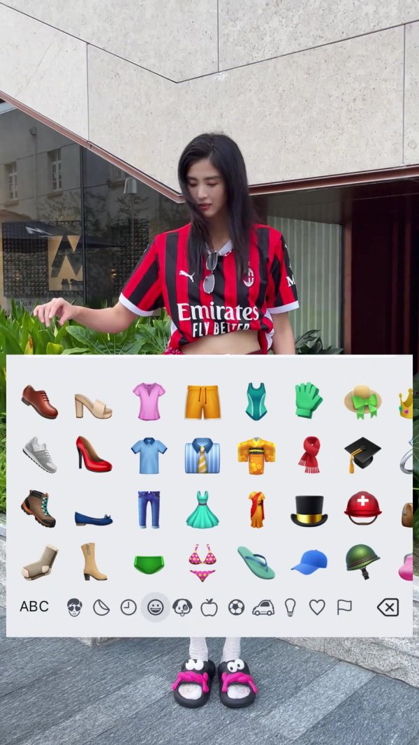 这身穿搭如何？赵丽娜穿米兰运动活动    服  搭配黑色短裙，上演emoji换装