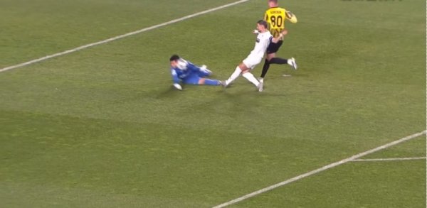 硬汉🤯凯拉特守门员出击用头挡出对手单刀赴会 欧冠5次抢救 获10分满分