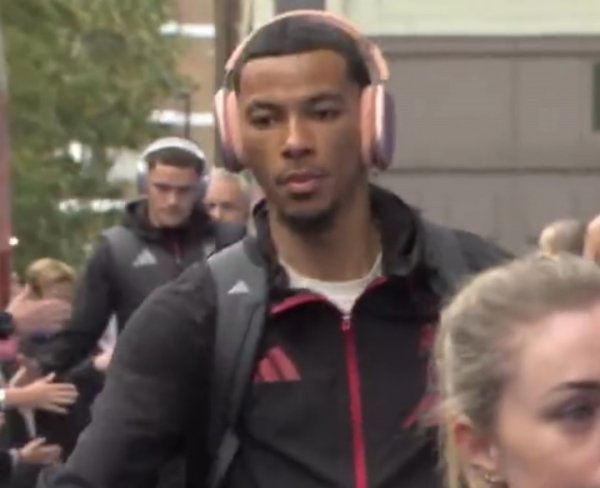 新造型新气象😎埃基蒂克更换了发型，将脏辫造型换成干练短发