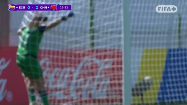 十分角！曾屹婕连场定位球直接破门，中国女足U17两球领跑  厄瓜多尔