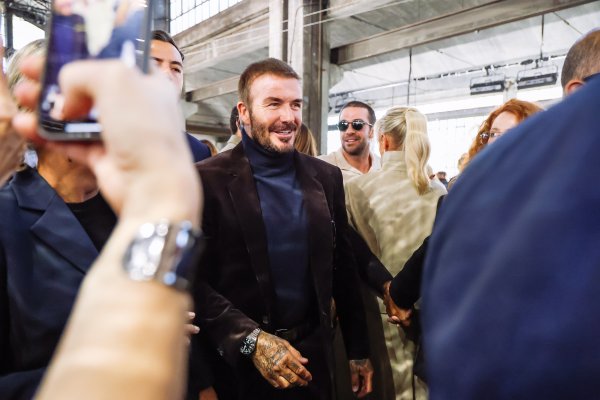 贝克汉姆前往印度为索尔福德城拉赞助 球队运动活动    服  从红色改为经典橙