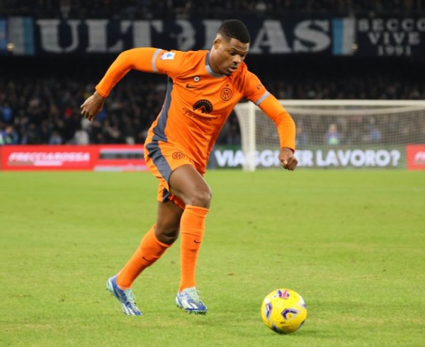 ESPN：邓弗里斯因轻微伤势缺席荷兰对阵波兰的赛事