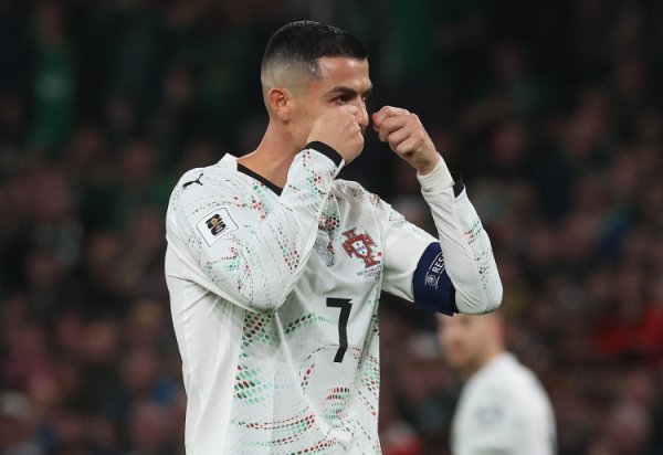 C罗为何比哭泣手势？爱尔兰主帅赛前：他控制了裁判    的判决